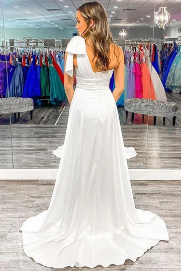 Vestido de fiesta con lentejuelas, un hombro descubierto, lazo y cola adjunta